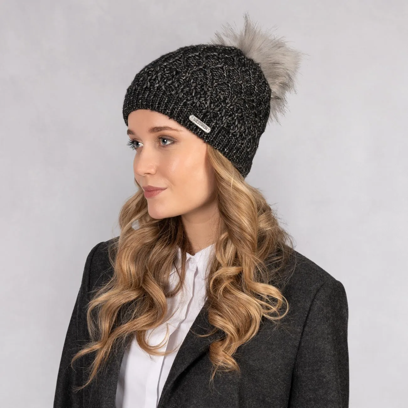 Optimized English Title: Beanie with Peak Design
