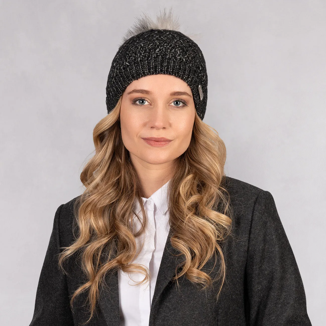 Optimized English Title: Beanie with Peak Design